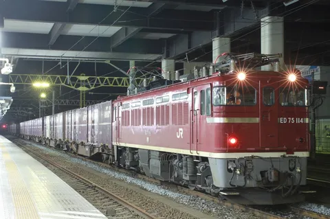 夜を駆ける赤い列車の光