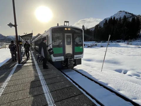 雪の駅、まばゆい光と列車