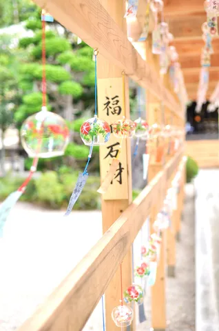 風を泳ぐガラス玉