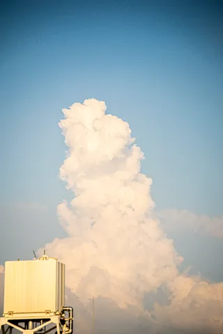 空にそびえる雲とタンク