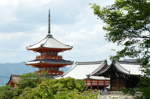 空と緑に囲まれた古刹の趣
