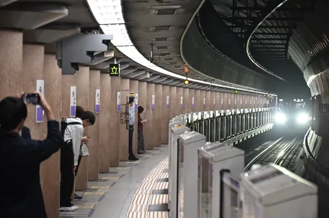 駅の曲線と待つ光