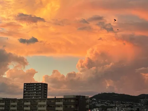 茜色の空と街並み