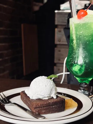 濃厚ブラウニーと鮮やかクリームソーダ