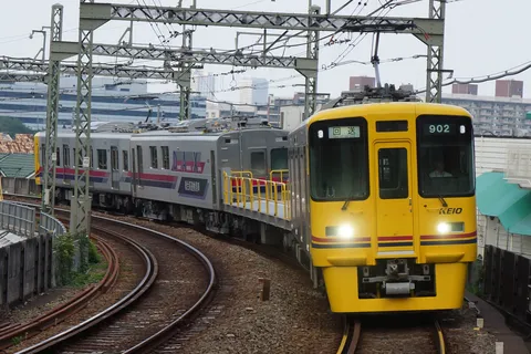 黄色の電車と青い空、日常の風景