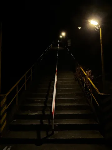 闇夜に光る階段の道