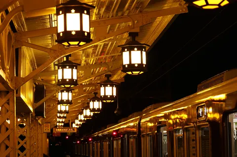 黄金の光に包まれる駅の夜
