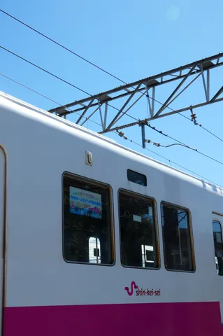 都会の空と電車の窓