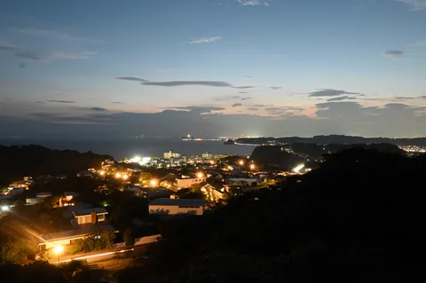夜景と海辺の町、黄昏時の静けさ