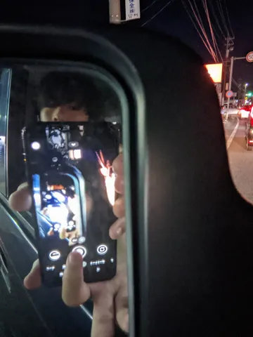 夜のドライブ、スマホで捉える瞬間