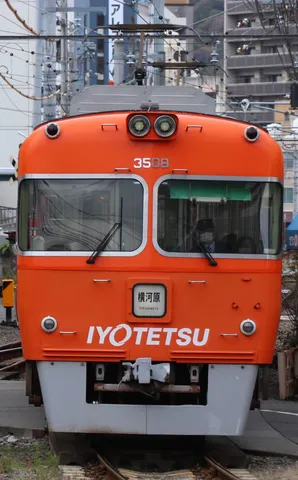 街を彩るオレンジの列車