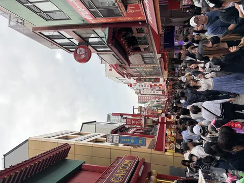 活気あふれる賑やかな通り