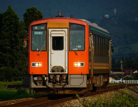 山里を駆けるオレンジの急行列車