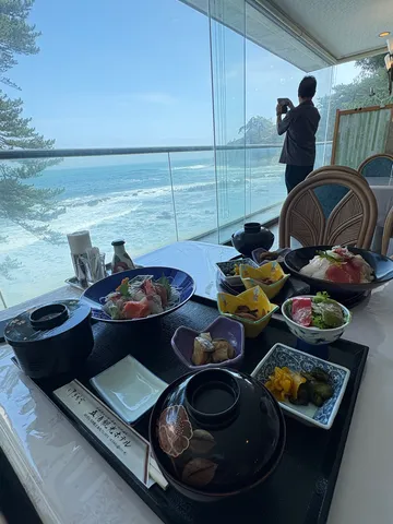 海辺の贅沢、波音と和食