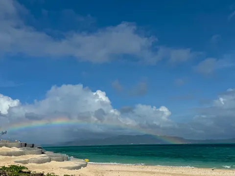 虹がほどく海辺の境界