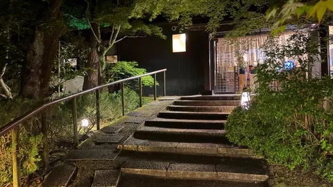 夜の石段、灯りの誘い