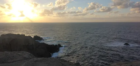 夕陽に染まる波打ち際