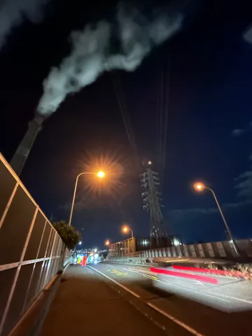 夜の風景と蒸気の軌跡