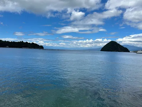 青い空と緑の島、穏やかな海