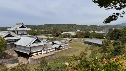 城郭を望む穏やかな風景