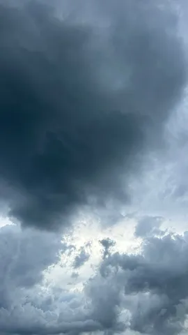 嵐の前の静けさ、空のドラマ