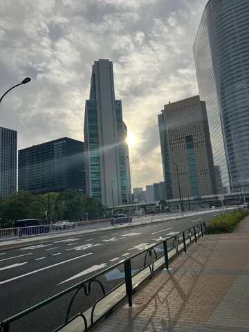 都会の隙間から差し込む光