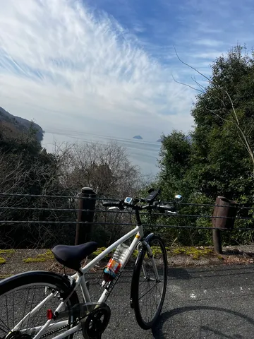 自転車と広がる海、雲の織りなす空