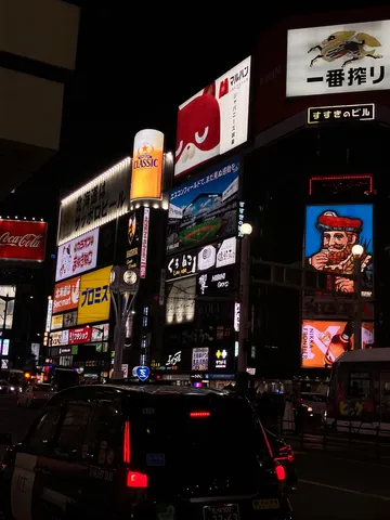 煌めく繁華街の夜