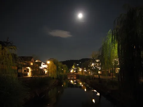 月光の水路と灯りの町