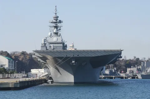 軍艦の雄姿、静かに佇む