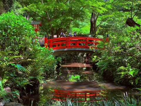 緑陰に浮かぶ朱の橋