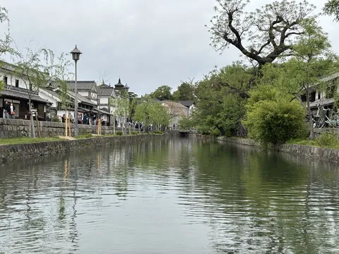 運河に映る歴史と緑の風情