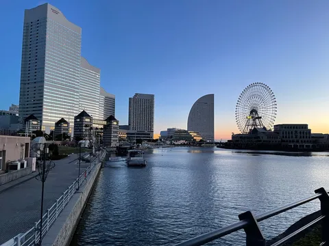 水辺に灯る街の余韻