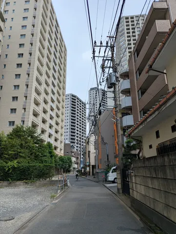 都会の静かな路地裏散歩