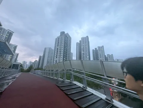 都会の青い時間の歩道