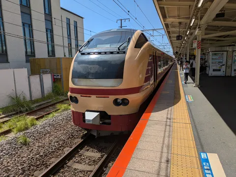 未来へ走るホームの佇まい