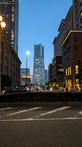 都会の夜景と人々の交差点