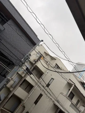 空へ伸びる電線、街の肖像