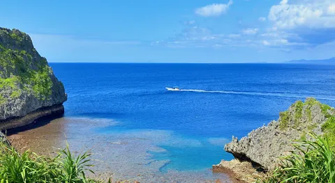 青い海と断崖、夏の海風