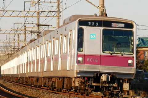 都会を駆け抜ける鉄道の日常
