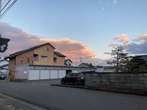 日暮れの空、静かな街角