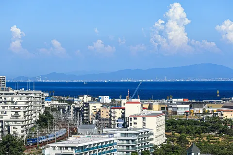 海辺の青と街の風景
