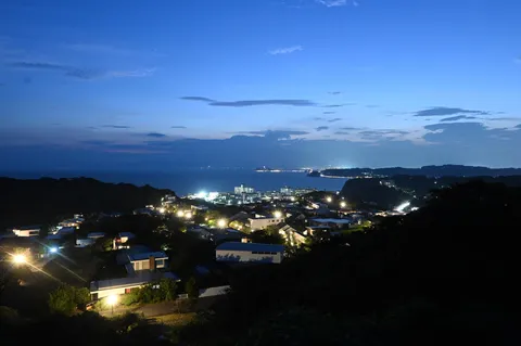 星降る夜の海岸線