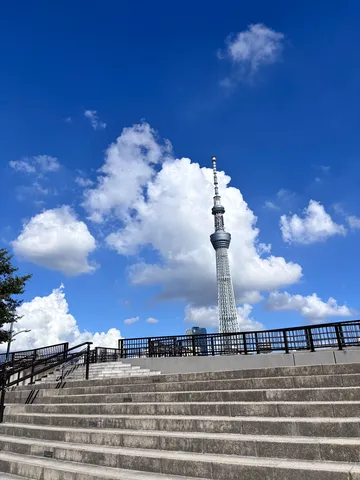 青空とタワー、階段のコントラスト