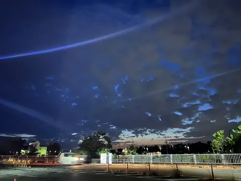 夜空に光の筋、怪しい集会？
