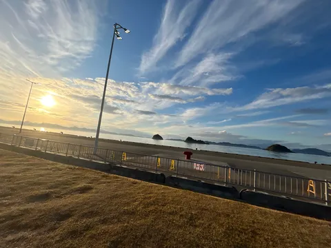 朝焼けの海辺、光の道