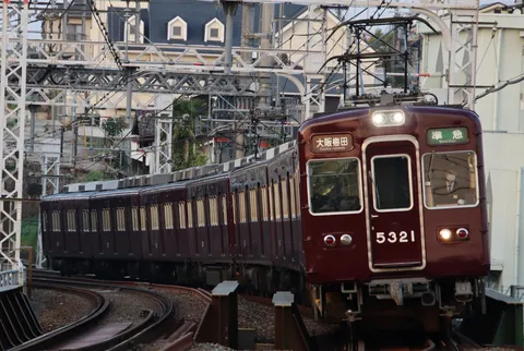 都市を縫う臙脂の軌跡