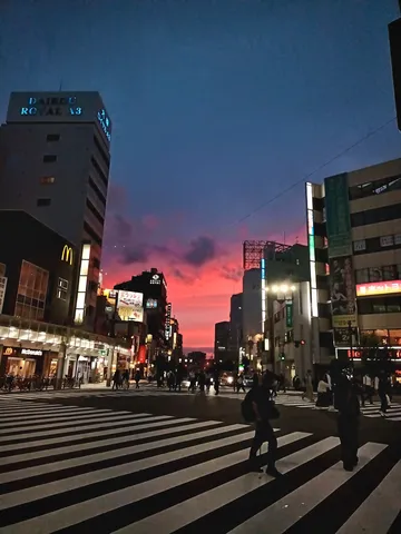 空が映える、横断歩道劇場