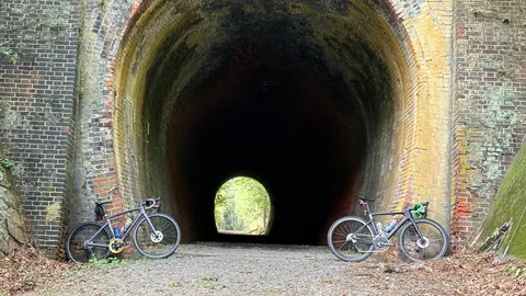 トンネルの出口、二つの自転車