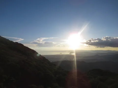 夕景と山影の静かな光